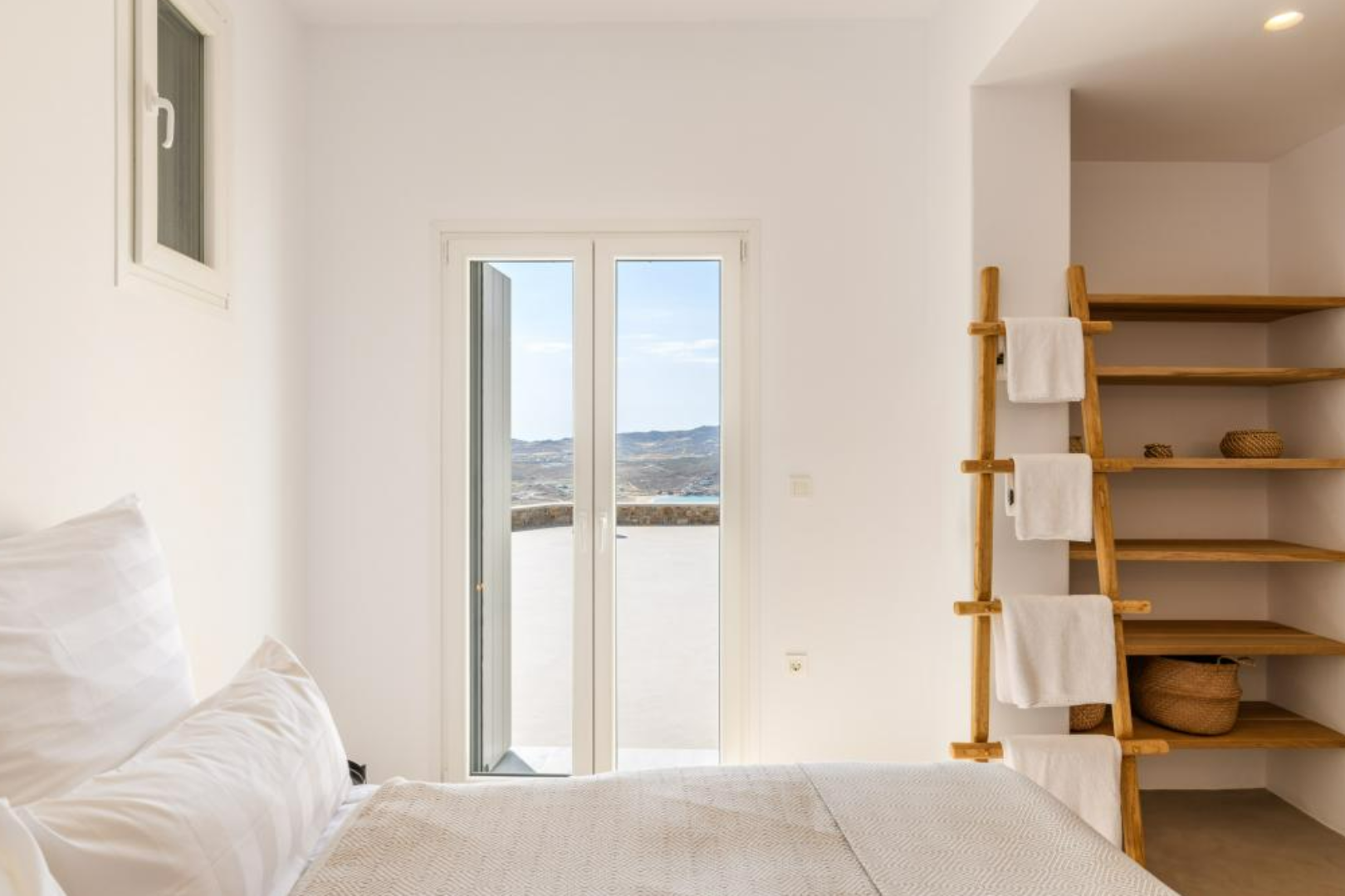 Mykonos Luxury Villa — image 8 of 10